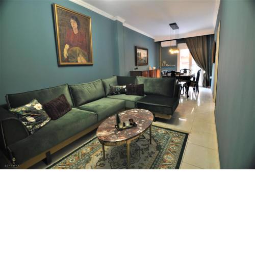 Zennova #4 Vintage City Center Apt