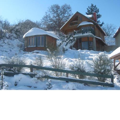 Zeus Village οικισμός φινλανδικών chalet με ιδιωτικές πισίνες γυμναστήριο