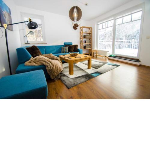 Zippy Penthouse Apartment Lake & Mountain views