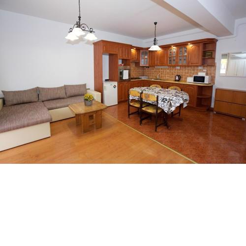 Zoli Apartmanok-Anita Kölcsey 34-36