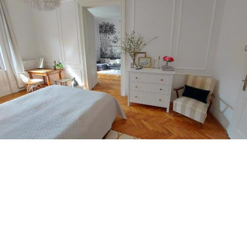 Classic elegance with synagogue view by Astoria