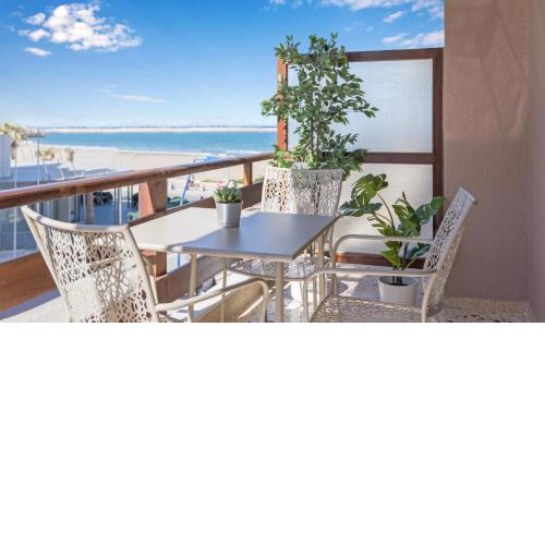 Effie's Cozy Beach Front Apartment