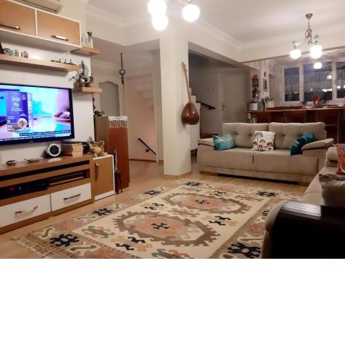 Müstakil, bahçe verandası ve balkon imkanı sunan rahat bir ev