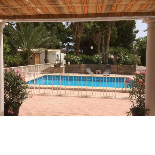 Villa con jardín y piscina privada